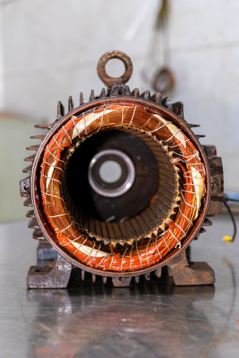 Motor monofásico desmontado para troca de capacitor